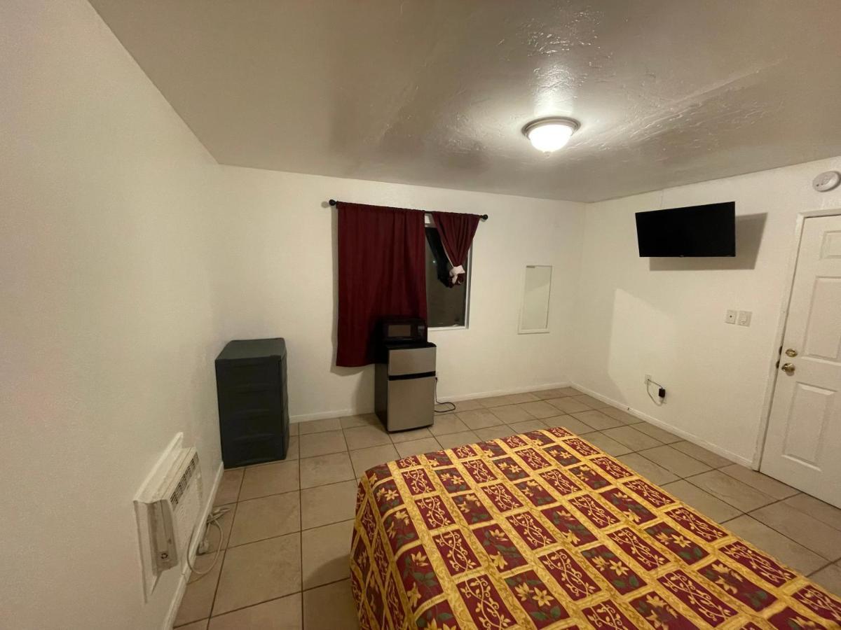 Crown Inn & Suites Spring Valley  Экстерьер фото