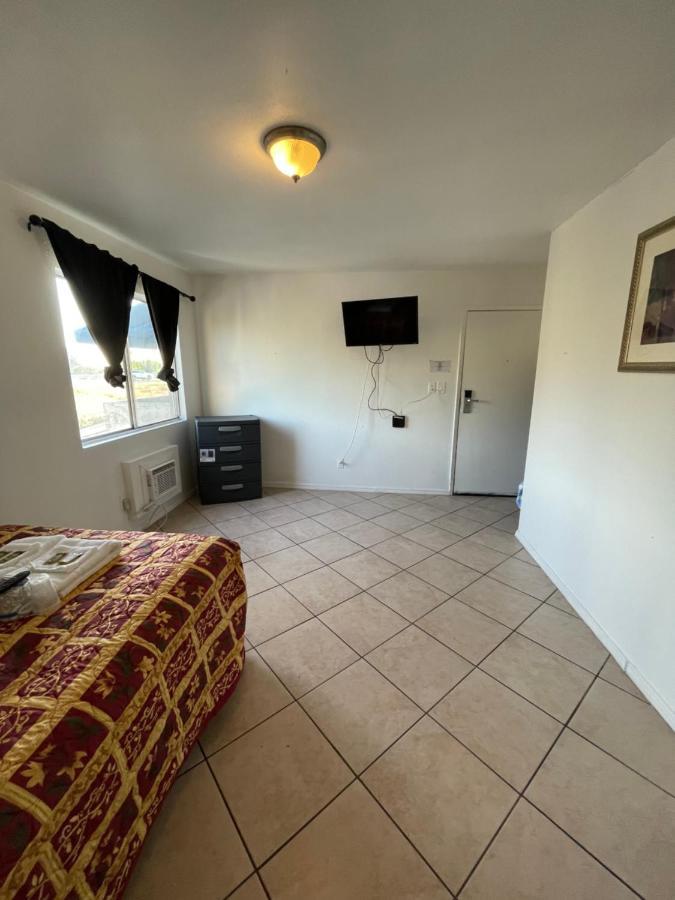 Crown Inn & Suites Spring Valley  Экстерьер фото