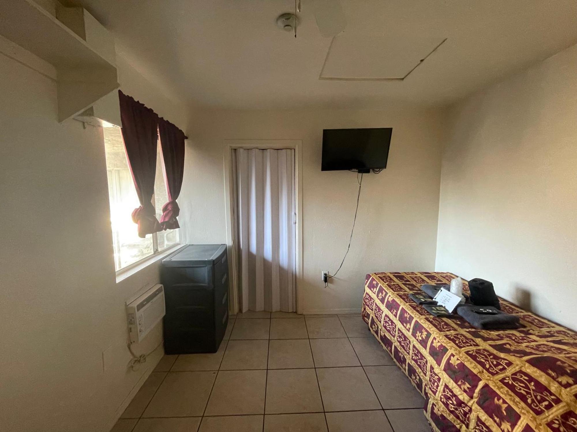 Crown Inn & Suites Spring Valley  Экстерьер фото
