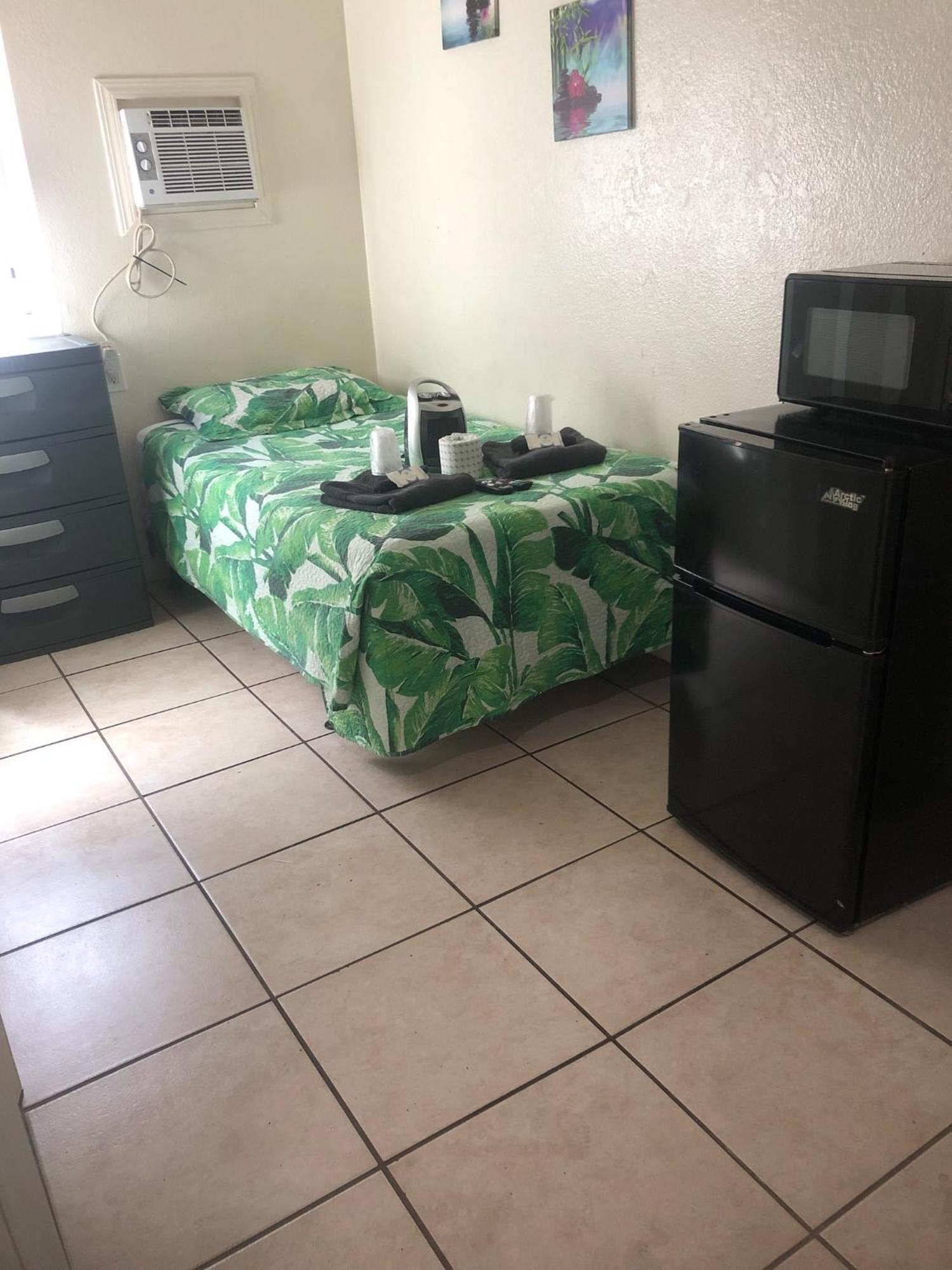 Crown Inn & Suites Spring Valley  Экстерьер фото