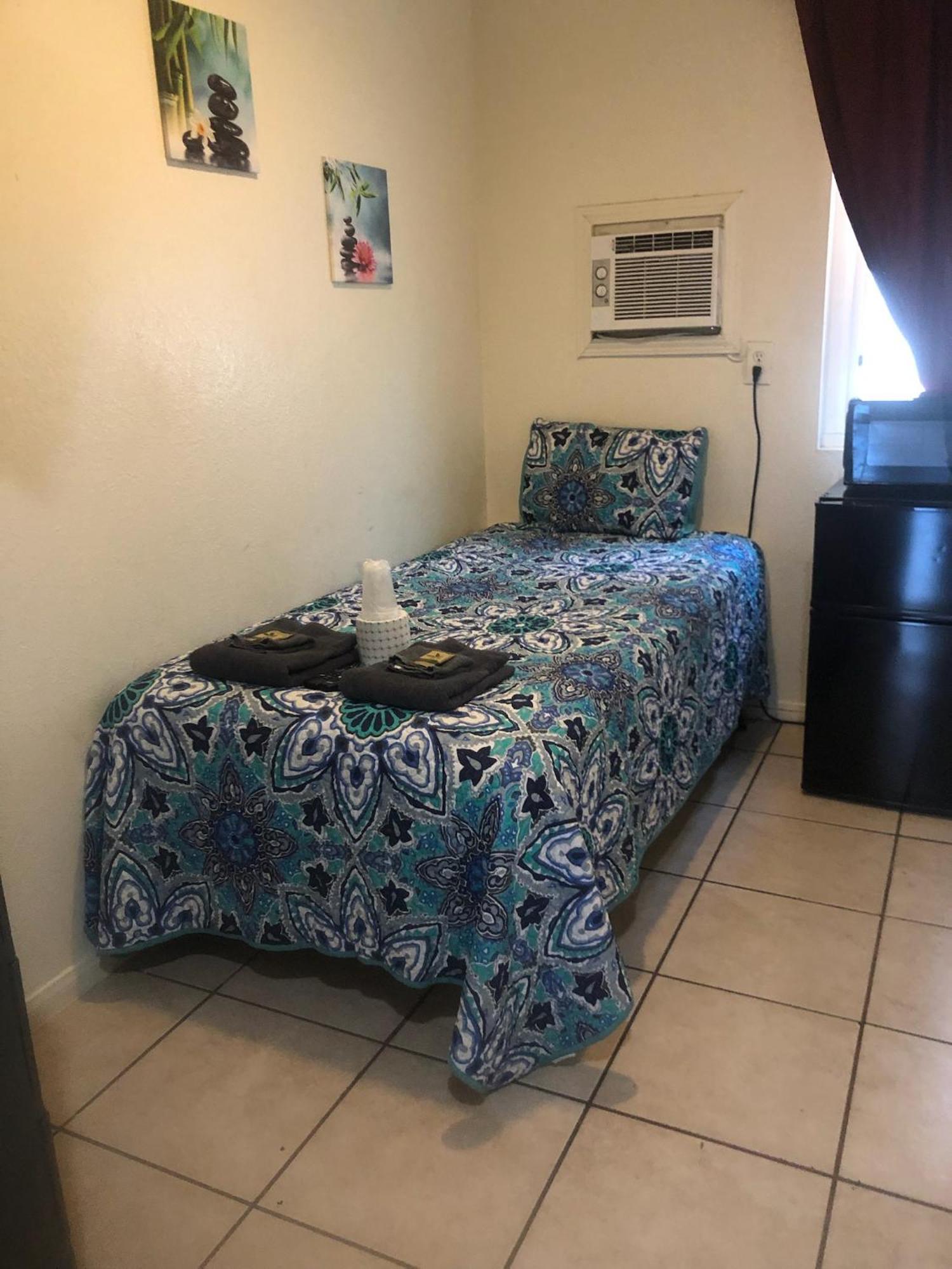 Crown Inn & Suites Spring Valley  Экстерьер фото